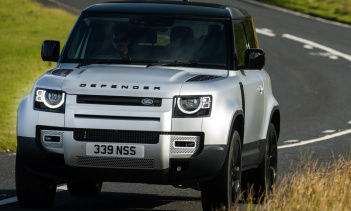 Jaguar Land Rover также получил прибыль до налогообложения в размере 65 миллионов фунтов стерлингов по сравнению с убытком в размере 413 миллионов фунтов стерлингов в предыдущем квартале этого года. Однако это все еще ниже результатов прошлого финанс