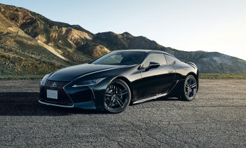 Внутри кожа и алькантара украшают большинство поверхностей, в том числе центральную консоль, в то время как двери имеют сделанную на заказ отделку алькантарой, которая имитирует воздушный поток над крылом, а элементы отделки из карбона на приборной п