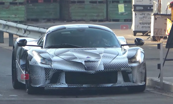 Примерно каждые десять лет крупные производители спортивных автомобилей выпускают специальные гиперкары для своих самых богатых и самых увлеченных клиентов. В 2000-х в трио входили Ferrari Enzo, Porsche Carrera GT и Mercedes-McLaren SLR. Совсем недав