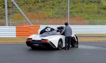 Согласно посту в Instagram Only McLaren Speedtail, трасса была влажной, а шины гиперкара были холодными.