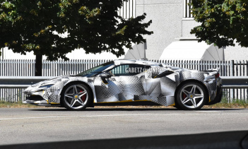 Мы уже увидели Ferrari SF90 Stradale с откидной крышей, поскольку, несмотря на маскировку под, последний тестовый камуфляж автопроизводителя был несколько прозрачным. Теперь, благодаря любезности Уолтера Вайра через Facebook, мы еще раз взглянем на г