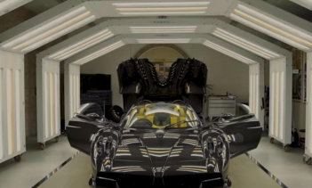 Построить эту особую машину с ее изысканными деталями - непростая задача, поэтому спустя три года после ее дебюта Pagani наконец-то доставил своему счастливому владельцу последний и сотый родстер Huayra. Это была веха, которой итальянская марка подел