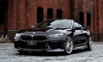 Передняя часть отличается новой губой, которая повторяет изогнутый дизайн стандартного бампера. Затем есть накладки на пороги, которые так же хорошо сформированы и сужаются к передней части, что придает всему профилю автомобиля более низкий вид и бол