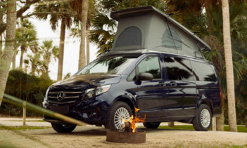 Mercedes-Benz Metris Weekender, одно из самых ярких дополнений к модельному ряду Mercedes, представленный на автосалоне в Чикаго в начале этого года, теперь он называется Metris Getaway. Немецкий фургон был переименован к новому модельному году и буд