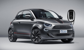 Новый двухдверный 2021 Fiat 500 был возрожден исключительно с полностью электрической трансмиссией с максимальной мощностью 118 лошадиных сил и дальностью хода до 320 км/ч на одной зарядке. Это более чем идеально для езды по городу в Европе. А еще ес