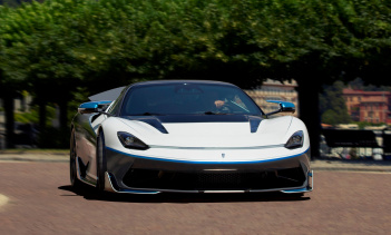 В прошлом году Pininfarina представила Battista, электрический гиперкар с четырьмя электродвигателями, суммарная мощность которых составляет 1900 л.с. и 2300 Нм крутящего момента. Battista разгоняется до 100 км/ч менее чем за 2 секунды и развивает ма