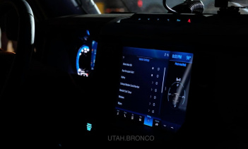 Мы видели множество фотографий прочного внешнего вида нового 2021 Ford Bronco, но интерьер был продемонстрирован только на смоделированных фотографиях CGI, выпущенных Ford.