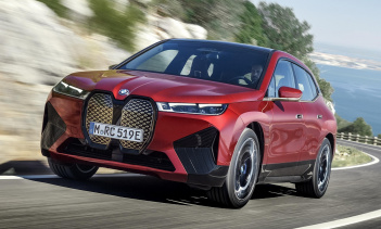 Совершенно новый BMW iX только что дебютировал, и, несмотря на некоторые споры вокруг внешнего дизайна, этот внедорожник с аккумуляторной батареей представляет собой значительный технологический сдвиг для немецкого автопроизводителя. Это первая новин