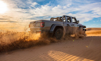 Буквально на этой неделе Jeep представил совершенно новый Wrangler Rubicon 392 - мощный, энергичный новый вариант, который черпает свою мощь от стойкого 392 Hemi V8 Fiat Chrysler, выкачивая 470 лошадиных сил, способных покорить трассы. Конечно, Wrang