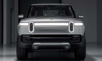 После многих месяцев ожидания Rivian наконец-то объявил официальные цены и детали полностью электрических грузовиков и внедорожников R1T и R1S соответственно. Первые поставки клиентам в США начнутся летом следующего года. А как насчет зарубежных рынк