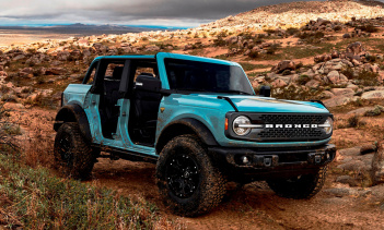 «Инструмент Build&Price будет обновлен... в начале следующего года, и что мы обещаем клиентам, которые действительно хотят разместить свои заказы в начале следующего года, - это все аксессуары, которые можно заказать у дилера, и вы будете знать о них