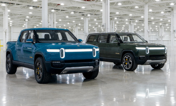 Все модели, независимо от комплектации, стандартно поставляются с полуавтономной функцией вождения без помощи рук и запасом хода более 480 км с аккумулятором на 135 кВтч. Есть апгрейд батареи на 180 кВтч 