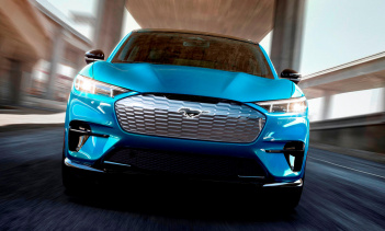 В сентябре штат Калифорния принял смелое политическое и экологическое решение. На капоте Ford Mustang Mach-E губернатором Гэвином Ньюсомом был подписан исполнительный приказ, в котором объявлен план штата по запрету продажи новых легковых автомобилей