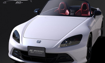 Технически оригинальный S2000 был моделью одного поколения, строившейся в течение десятилетия, начиная с 1999 года, и получил значительное обновление в 2004 году.