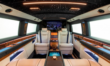 Современный пассажирский фургон сильно отличается от заполненных хиппи фургонов 1960-х и 1970-х годов. В наши дни такие автомобили, как пассажирский фургон Mercedes-Benz Metris, могут предложить действительно премиальные впечатления от вождения, наст