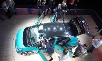 VW, как и все автопроизводители, прекрасно понимает, что Tesla не использует традиционную платную рекламу и вместо этого полагается на слухи, социальные сети и другие новостные агентства. Беспроводные обновления также избавили от необходимости посеща