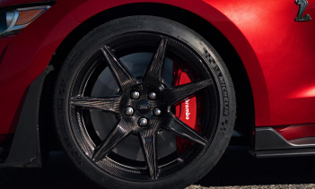 Ford Carbon Fiber Track Package - это вариант стоимостью 18 500 долларов для Shelby GT500, который состоит из некоторых впечатляющих деталей, таких как трековое крыло GT4 из карбона, регулируемые верхние крепления распорок, сиденья с кожаной отделкой