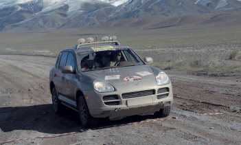Еще в 2002 году энтузиасты пришли в ужас, когда Porsche представила миру Cayenne как первый внедорожник немецкого автопроизводителя, создав новый сегмент, который сегодня набирает обороты. В то время это был рискованный шаг, учитывая, что Porsche асс