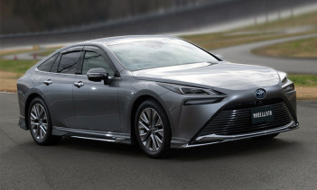 В стандартной комплектации электродвигатель нового Mirai выдает 179 л.с. по сравнению со 152 л.с. в модели последнего поколения и 299 Нм крутящего момента. Эта настройка позволяет автомобилю на топливных элементах разгоняться от 0 до 100 км/ч за 9,2 