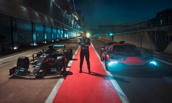 У Mercedes-Benz были фанаты в его изобретательной рекламной серии под названием «Crash Tales», которая продемонстрировала более легкую сторону производителя. Но в своей последней рекламе Mercedes и чемпион мира Формулы-1 Льюис Хэмилтон с головой окун