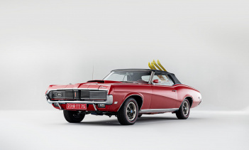 Конечно, это было непросто: кто-то забрал машину и затем прокатил ее по аукционному блоку. Когда продавец купил эту машину, она была немного изношенной, и продавцу потребовалось более 30 лет, чтобы профессионально восстановить ее. С этим автомобилем 