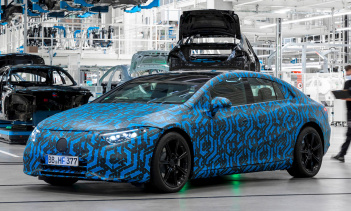 «Этот захватывающий, непревзойденный опыт Mercedes-EQ выходит далеко за рамки самого продукта. С помощью Green Charging мы активно способствуем сокращению выбросов CO2 и тем самым прокладываем путь к мобильности будущего с нейтральным выбросом CO2 с 