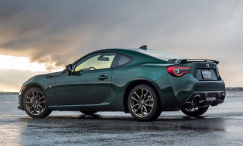 Официальных подробностей о втором поколении 86 не существует, но мы полностью ожидаем, что он будет почти идентичен последнему BRZ. Это означает большую мощность, обновленный интерьер и обновленный внешний вид. За исключением значков различных брендо