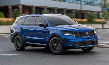 Начиная с штаб-квартиры Kia в Ирвине, Калифорния, выбранный Sorento проехал через 15 штатов, преодолев более 5 500 миль. На протяжении всего путешествия Sorento буксировал цифры «2021». Когда часы пробьют полночь 1 января 2021 года, этот Sorento буде