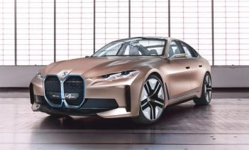 На момент запуска BMW i4 будет доступен в трех вариантах. Названный BMW i435, i4 начального уровня будет предлагаться с задним приводом и одним электродвигателем мощностью около 280 лошадиных сил. Ожидается, что этот вариант будет стоить около 45000 