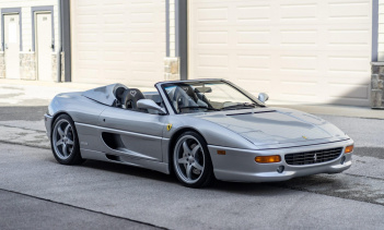 Согласно Bring a Trailer, эта красавица на каком-то этапе в прошлом принадлежала отставной легенде баскетбола, поэтому, хотя вы не получите ее из его особняка, она все еще очень сильно связана с самим большим человеком. При росте 216 см посадка гиган