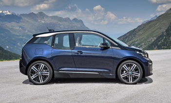 К 2023 году BMW планирует выпустить на дорогах 25 электрифицированных моделей, половина из которых полностью электрические, в том числе 5-я серия, 7-я серия, X1, предстоящий седан i4 и недавно представленный 2022 BMW iX.