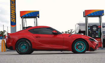 Автомобиль, который мы видим здесь, настроен и пилотируется парой из Коннектикута, и у них есть опыт, когда дело касается скорости Supra. Пара была одной из первых, кто начал работать над A90 после того, как он был запущен, и стали самыми первыми, кт