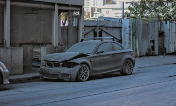 При этом BMW 1M Coupe в представлении не нуждается. Он оснащен популярным 3,0-литровым двигателем N54 с двойным турбонаддувом и рядным 6-цилиндровым двигателем, развивающим 335 л.с. и 450 Нм крутящего момента, который может быть форсирован до 500 Нм.