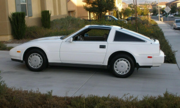 Интерьер этого классического Nissan перенесет вас в то время, когда волки еще бродили по Уолл-стрит: все коричневое, от сидений до ковров и руля, и похоже он в потрясающем состоянии. Продавец отдает с автомобилем все заводские руководства. Возможно, 