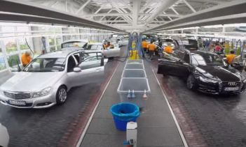 У мистера Уоша 110 мойщиков, которые в среднем пылесосят 1000 интерьеров каждый день, и, как и Генри Форд более века назад, здесь все работает на жестко управляемой сборочной линии, и каждая станция получает около 30 секунд на выполнение задачи, вклю