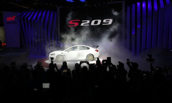 Может быть, мы излишне оптимистичны и ищем какую-нибудь серебряную подкладку против пандемии. Тем не менее, это могло бы помочь, наконец, переключить автосалоны с душных домашних онлайнов на более динамичные и захватывающие мероприятия. Если все пойд