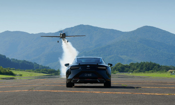 Серия Inspiration получит уникальный интерьер, c черными спортивными сиденьями из алькантары, черными рулевым колесом и рычагом переключения передач из алькантары, акцентами на сидениях Saddle Tan и коричневыми ремнями безопасности. Серийный значок н