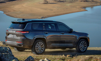 Если модель 4xe использует ту же настройку, что и Wrangler, мы можем ожидать 2,0-литровый четырехцилиндровый двигатель с турбонаддувом и электродвигатель в совокупности будут производить 375 л.с. и 637 Нм крутящего момента.