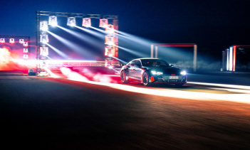 E-tron GT имеет запас хода 400 км/ч в соответствии с европейским циклом испытаний, который обычно менее щедрый, чем оценки EPA. Это ставит его в один ряд с Taycan 4S с аккумулятором на 93 кВтч, что также сопоставимо с источником питания e-tron GT на 