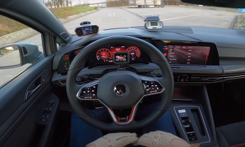 В видео сначала проверяется время разгона автомобиля до 100 км/ч. При активированной системе управления запуском автомобиль делает рывок вперед, сохраняя при этом удивительное сцепление с дорогой. Даже на несколько влажной дороге Clubsport показывает