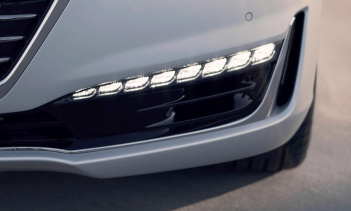 Проще говоря, технология будет использовать дополненную реальность, оценивая окружающую среду впереди транспортного средства, обрабатывая эти изображения, а затем отображая более различимое изображение для водителя.