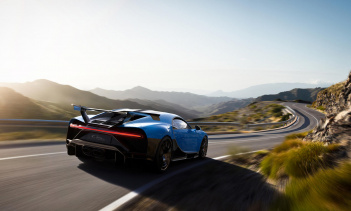 Элротт присоединился к Bugatti в октябре 2016 года и был назначен директором по техническому развитию 1 января 2017 года, но с 1996 года работал в Volkswagen AG на различных должностях.