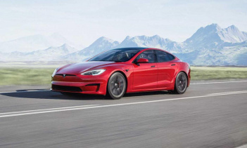 Внутри интерьер остается таким же обтекаемым и теряется портретный экран, как в моделях Model 3 и Model Y. Задние пассажиры теперь получают небольшой экран, установленный на центральной консоли, поскольку Tesla продолжает стремиться к тому, чтобы в и