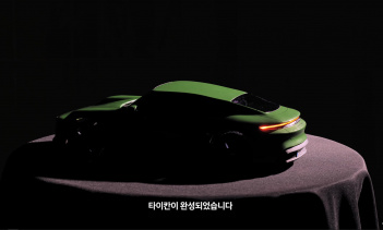 Porsche Taycan - это первый серийный полностью электрический автомобиль Porsche, и это весьма впечатляющая машина. С обычным автомобилем, развивающим 563 лошадиных силы, и турбиной, способный победить Huracan Evo в драг-рейсинге, это ни в коем случае