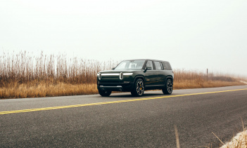 В конце концов, Rivian активно внедряет инновации, предлагая такие достижения, как съемный аккумулятор и специальные шины Pirelli. Однако настоящая причина того, что эти автомобили так долго доставляются, заключается в том, что глобальная пандемия си