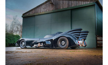 Он также оснащен номерными знаками и сигналами поворота. Но, учитывая, что его длина составляет 7 метров, не очень практично будет, если его будущий владелец решит выехать на нем на дорогу общего пользования.