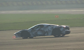 Ferrari давно дозрел до замены гиперкара LaFerrari, так что это, вероятно, начало разработки нового автомобиля. Это также говорит о том, что Ferrari собирается использовать яростный V12 с гибридной системой.