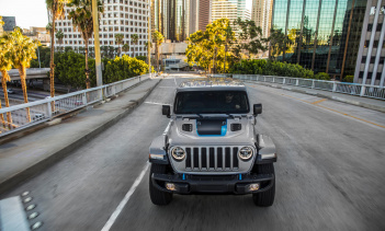 Момент, в который многие бы не поверили еще несколько лет назад - на горизонте появился полностью электрический Jeep Wrangler. Подключаемый гибрид Jeep Wrangler 4xe только что был показан, но после рекламной кампании Jeep Super Bowl «Дорога вперед» с