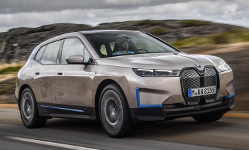 Планируемое расширение ассортимента полностью электрических моделей под брендом i BMW разрабатывается уже несколько лет. В настоящее время BMW i3 и полностью новый роскошный внедорожник iX являются двумя его единственными электромобилями, хотя седан 