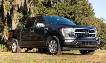 Blue Oval уже был вынужден сократить производственные смены F-150 из-за нехватки чипов. Генеральный директор Джим Фарли прогнозирует, что дефицит закончится к следующей осени. Из всех автомобилей, которые он строит, F-150, вероятно, последний, которы